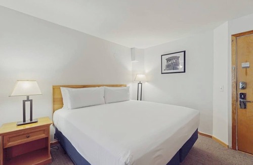 West End Cabin | Main St. gem - pool & hot tub - walk to lifts, dog-friendly, third floor