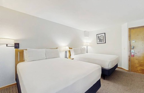 West End Cabin | Main Street gem - pool & hot tub - walk to lifts, dog-friendly, third floor