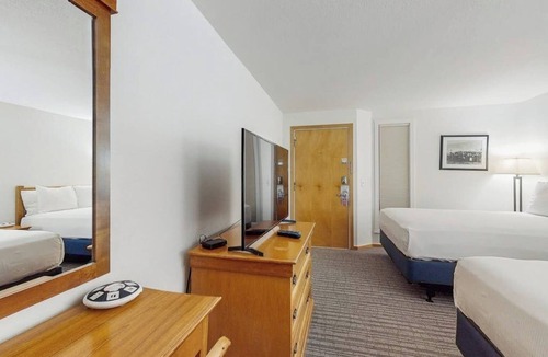 West End Cabin | Main Street gem - pool & hot tub - walk to lifts, dog-friendly, ground-floor