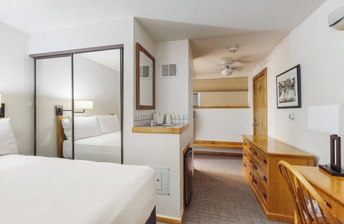 West End Cabin | Main Street gem - pool & hot tub - walk to lifts, dog-friendly, ground-floor