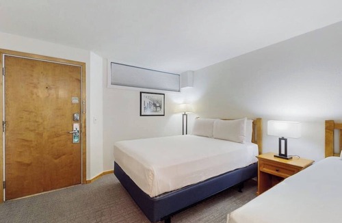West End Cabin | Main Street room - hot tub & pool - walk to lifts, dog-friendly, ground-floor