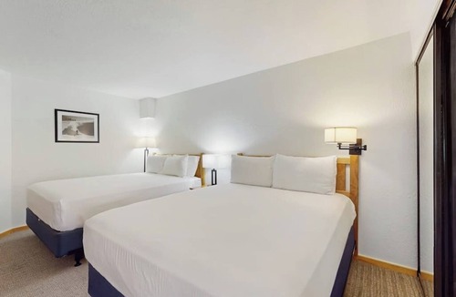 West End Cabin | Main Street room - pool & hot tub - walk to lifts, dog-friendly, 2nd floor