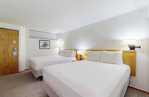 West End Cabin | Main Street studio - pool & hot tub - walk to lifts, dog-friendly, ground-floor
