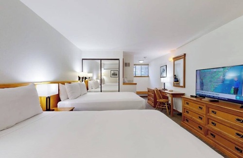 West End Cabin | Main Street studio - pool & hot tub - walk to lifts, dog-friendly, ground-floor