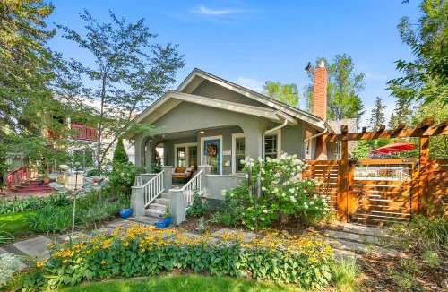 Martinez Park House | Maple Courtyard - Old Town with King Suite & Piano