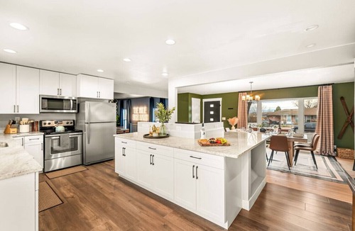 Dupont House | Marigold Getaway | 5BR | Hot Tub + Prime Location