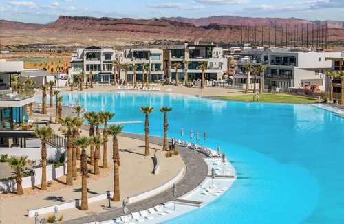 St. George House | Mavericks Retreat DOG-FRIENDLY, Lagoon + Beaches