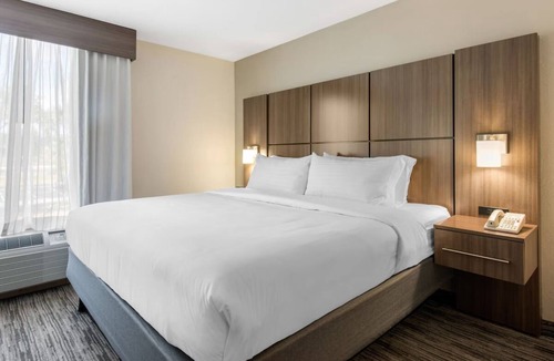 Tropic Hotel | Memorable Family Getaway | 4 Units | Pool | Free Parking | 0.8 mi to Brevard Zoo