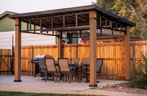 Berkley House | Mile High Retreat - Hot tub/Huge Backyard/Pool Table/Ping Pong/BoardGames/Arcade