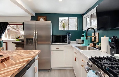 Glenwood Springs House | ★ Million Dollar Creekside Treehouse 🌌 ♨️ Hot Tub ✦ 🎣 Fish ✦ 🚣 Raft ⛰️ Springs