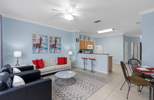 Windsor Hills House | Minutes Away from Theme Parks! 3-Bed Townhome, 6 minutes to Disney World!