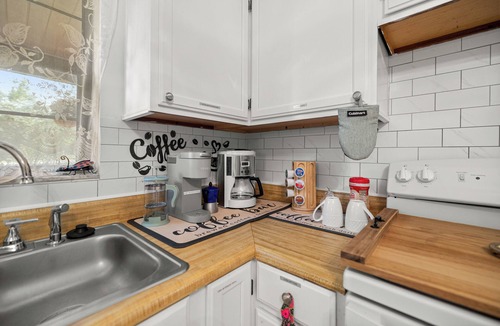 Williston Highlands House | Minutes from kayaking, paddleboarding, natural springs, and Cedar Key beach.