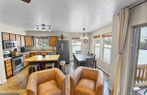 Park City Condo | Minutes to Deer Valley Resort-Shared Hot Tub Pool! Year Round Park City Fun!