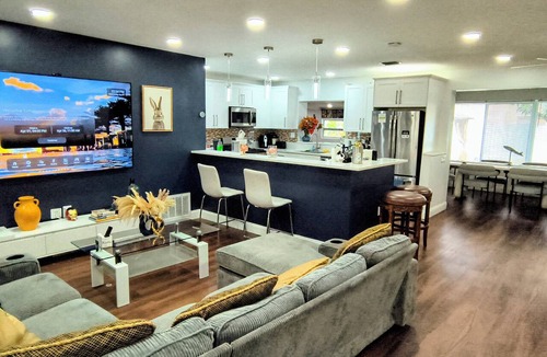 Miramar House | Miramar Game Room Home Arcade · King Bed 15 Min to Beach