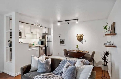 Englewood Apartment | Modern 1/1 Walkable &Lux Bedding