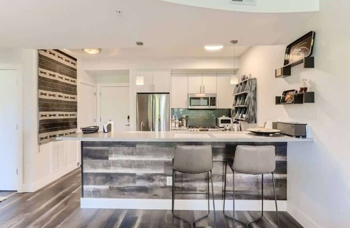 North Broadway - Holiday Condo | Modern 1 BDR Condo in Holiday Neighborhood