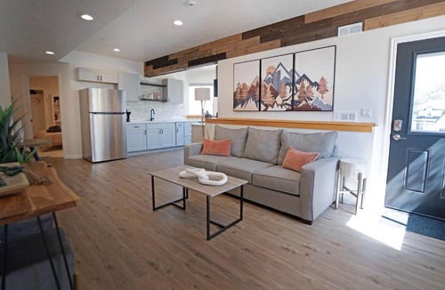 Sandy House | Modern 2BR Mountain Escape King Bed Sleep 6