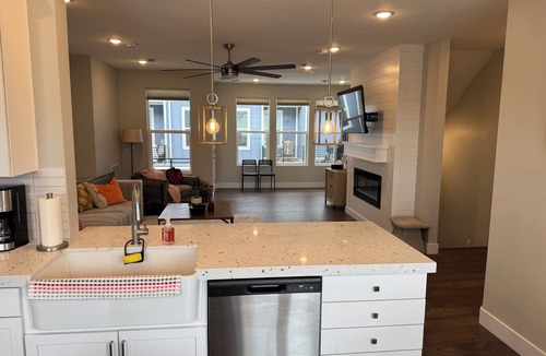 American Fork House | Modern 3-bedroom townhome in Pleasant Grove with 2 car garage