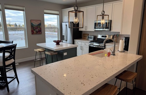 American Fork House | Modern 3-bedroom townhome in Pleasant Grove with 2 car garage