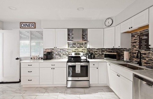 Lamar Heights Area House | Modern 4BR Retreat: Private Yard - 10 Min to DEN