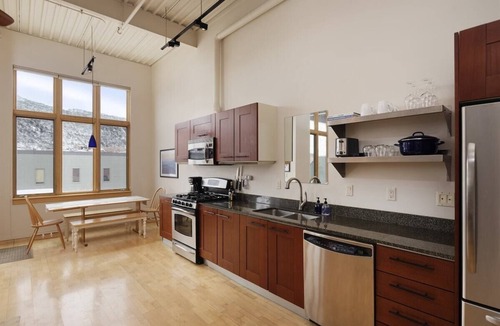 Basalt Condo | Modern Basalt Mid-Valley Retreat with Rooftop Deck, Gym & A/C Near Aspen & Carbondale
