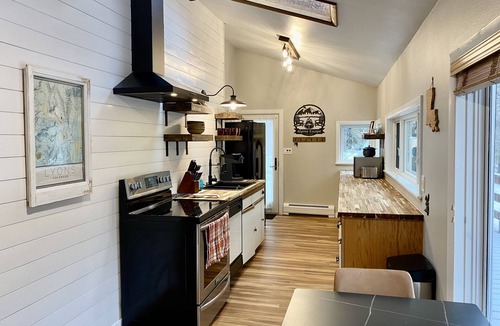 Lyons Cabin | Modern Cozy Mountain Cabin with Private Hot Tub Treehouse Fire Pit