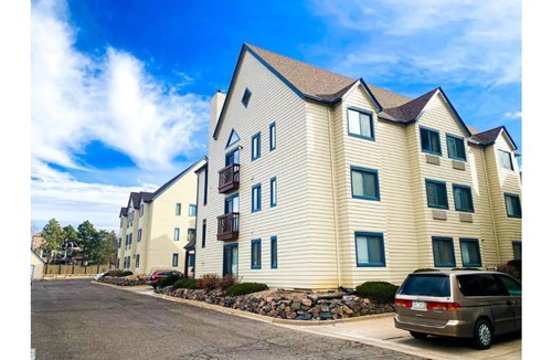Englewood Condo | Modern DTC 2BR Condo with Pool, Fireplace, Light Rail