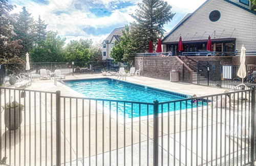 Greenwood Village Apartment | Modern DTC King Studio with Wet Bar, Pool, Light Rail