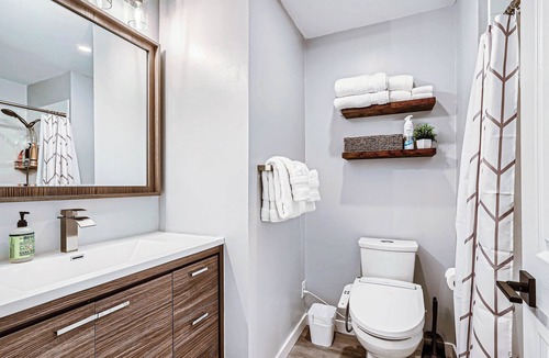 Greenwood Village Apartment | Modern DTC King Studio with Wet Bar, Pool, Light Rail