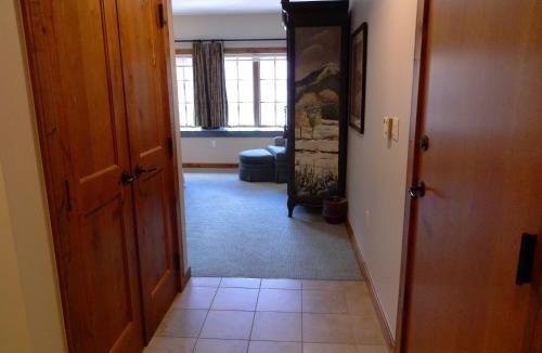 Mount Crested Butte Hotel | Modern King Room in Heart of Mt, Crested Butte