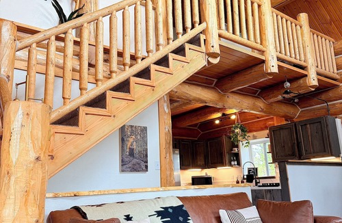 Stagetop Cabin | Modern Log Cabin Retreat: Hot Tub + Fenced Dog Area + Privacy + Starlink + Views