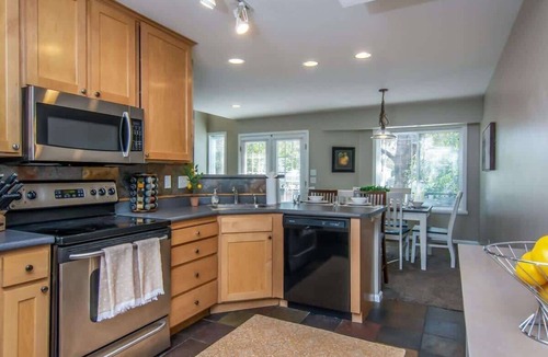 Midvale House | Modern Parkside Home! Hot Tub * XBox * Ping Pong *