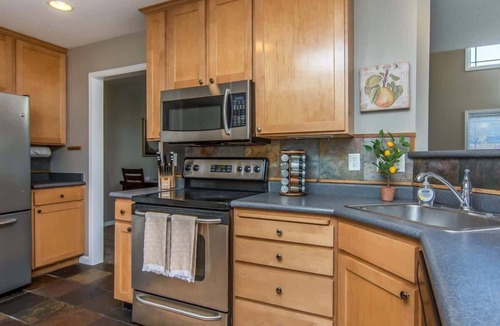 Midvale House | Modern Parkside Home! Hot Tub * XBox * Ping Pong *