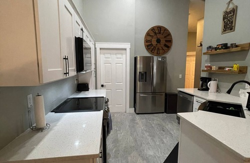 Plymouth House | Modern Renovated Townhome, Near Springs, 30 Min to Theme Parks.