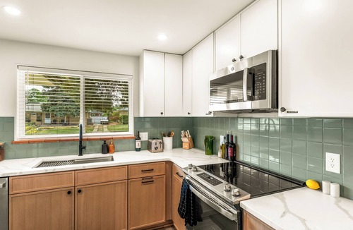 South Westminster House | Modern Retreat w/Hot Tub, Peloton, Gym, and BBQ