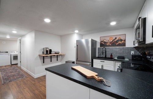 Bountiful House | Modern Ski Retreat, Hot Tub + 15 Min to SLC