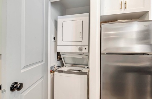 Downtown Salt Lake City Apartment | Modern Studio w/Full Kitchen & In-Unit Laundry
