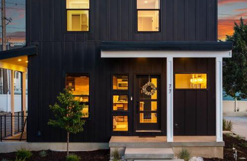 Sandy House | Modern Style Loft Near Canyon RSL and Expo