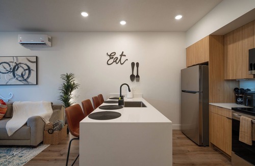 Poplar Grove House | Modern Townhome 10 min to Downtown + Airport