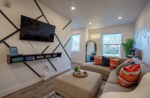 Poplar Grove House | Modern Townhome 10 min to Downtown + Airport