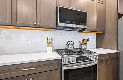 East Pensacola Heights Condo | Modern Townhouse Near Dwntwn, 8 min to PNS-Beach