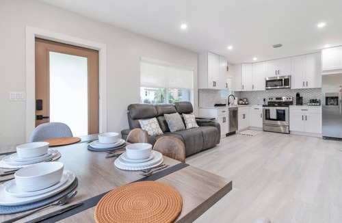 Lake Ridge Apartment | Modern Victoria Park Retreat | 30+ Night Stays Only