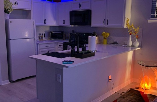 Colonialtown South Apartment | Modern Zen. Private Studio & Hot tub in the heart of downtown Orlando