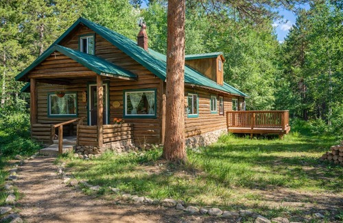 Allenspark Cabin | Mojo in the Mountains - Log Cabin + Wild basin RMNP