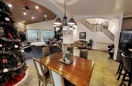 Red River House | Moon River - Newly Renovated - On the River - Secluded - Washer/Dryer - Hot Tub