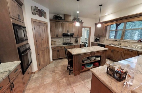 Red River House | Moon River - Newly Renovated - On the River - Secluded - Washer/Dryer - Hot Tub