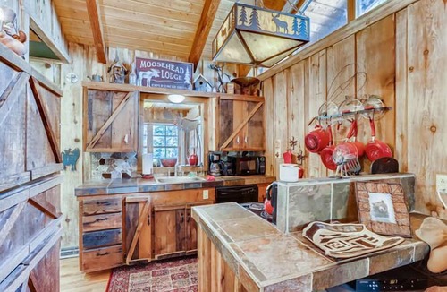 Weisshorn Cabin | Moose Hut Cabin: Dog Friendly, Shared Hot Tub!