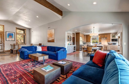Summit Park House | Moose Mgmt at 2505: 5 BR-Sleeps 14-Pvt Hot Tub, Views! Grill, Parking