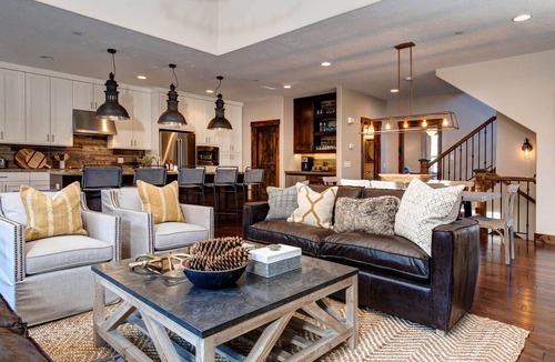 Park City House | Moose Mgmt at Retreat 811: King Bed-Pool-Free Bus Route- Pvt Hot Tub-BBQ-Garage