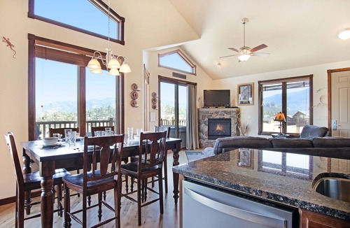 Estes Park Condo | Mount Chiquita 10A - 2 Br Condo with Private Hot Tub - Lake/Mmountain Views!